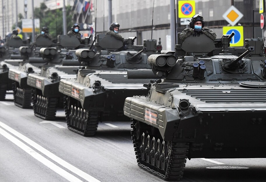 Беларусь перебросила 50 единиц бронетехники к границе с Украиной - видео - фото 1