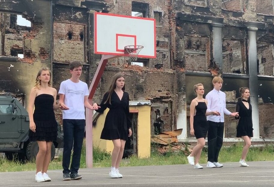 Обстрелы Харькова - выпускники станцевали вальс на фоне руин своей школы - видео - фото 1