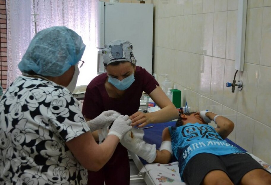 Война в Украине - военные навестили в Запорожье детей, раненных во время обстрелов - фото 1