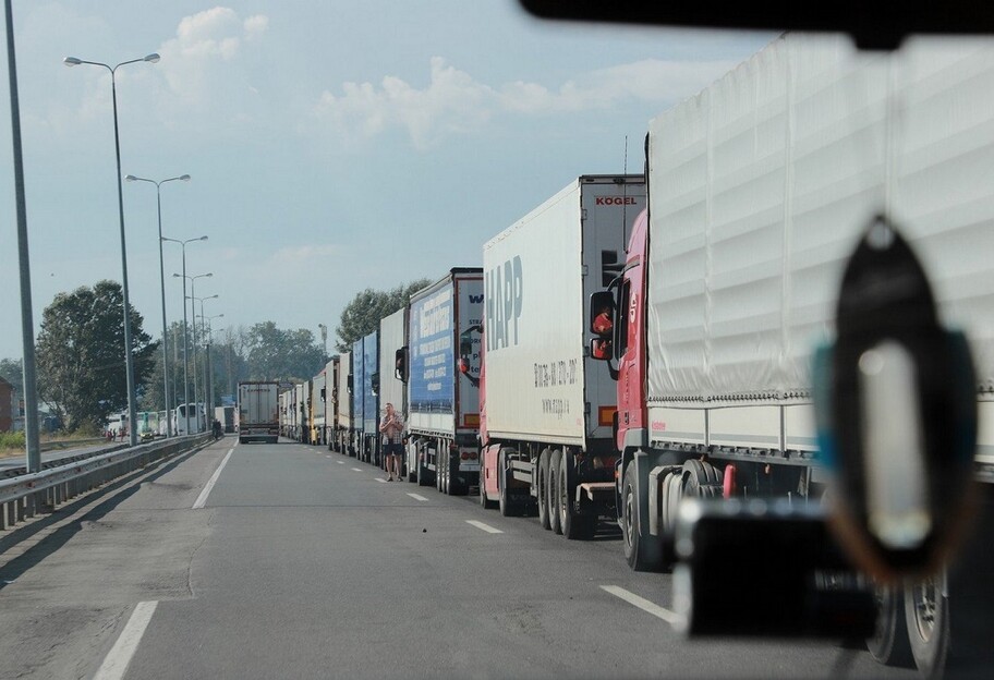 Вывоз зерна из Украины - в сети показали очередь из зерновозов в Крым - видео  - фото 1