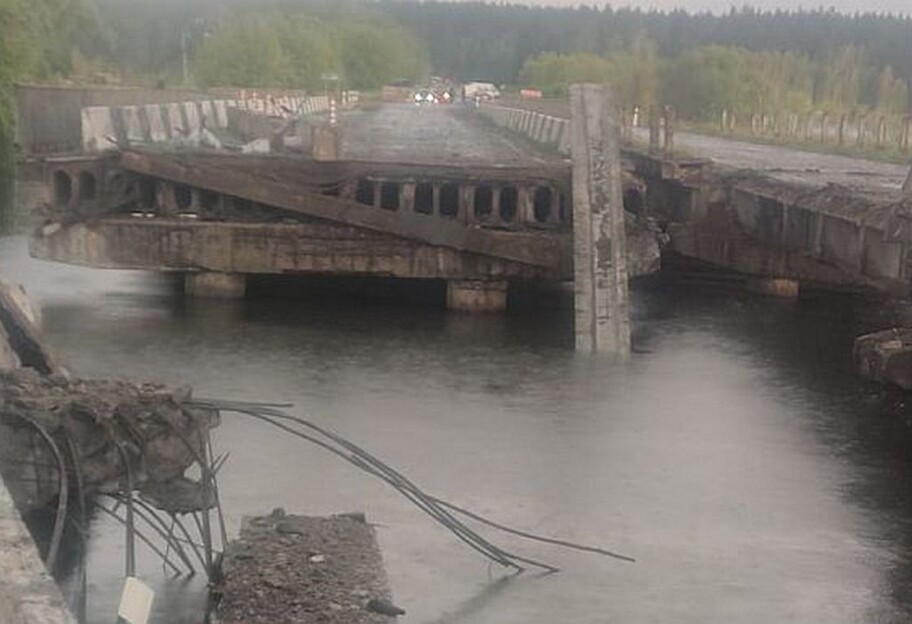 Непогода в Киевской области - в Демидове молния разрушила мост - есть жертва - фото 1