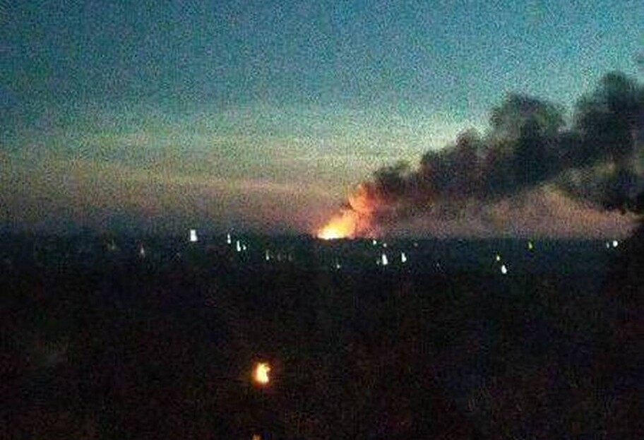 Взрывы в Стаханове 15 июля - горит склад с боеприпасами, видео  - фото 1