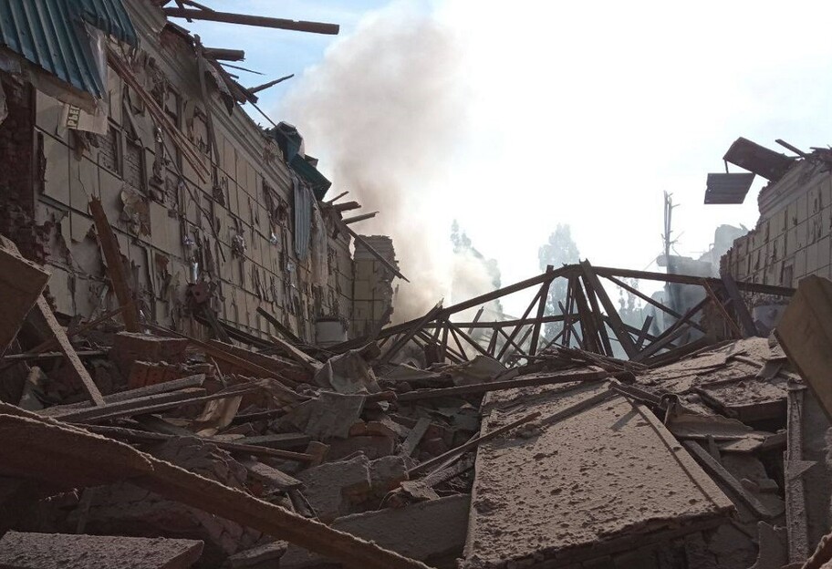 Обстрел Чугуева 25 июля - под завалами ищут людей - фото разрушений - фото 1