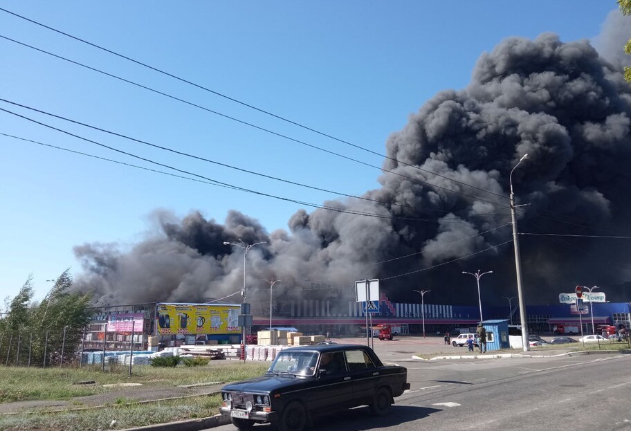 Пожар в Донецке 24 августа - горит Эпицентр, фото-видео  - фото 1
