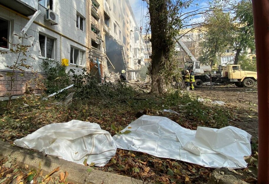 Бахмут под обстрелом - под завалами многоэтажного дома нашли одного погибшего, видео - фото 1