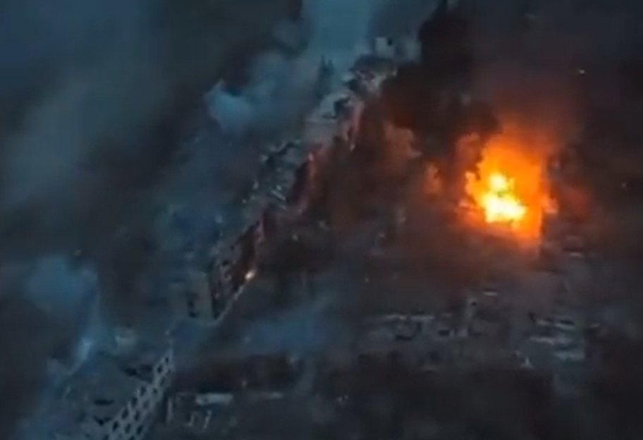 Бахмут уничтожают дом за домом - оккупанты добрались к населенному пункту - видео - фото 1