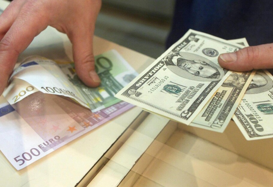 Курс валют на 21 сентября - гривна падает, доллар взлетел на 50 копеек - фото 1