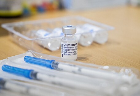 Киев получил более 46 000 доз вакцины Pfizer для борьбы с COVID-19