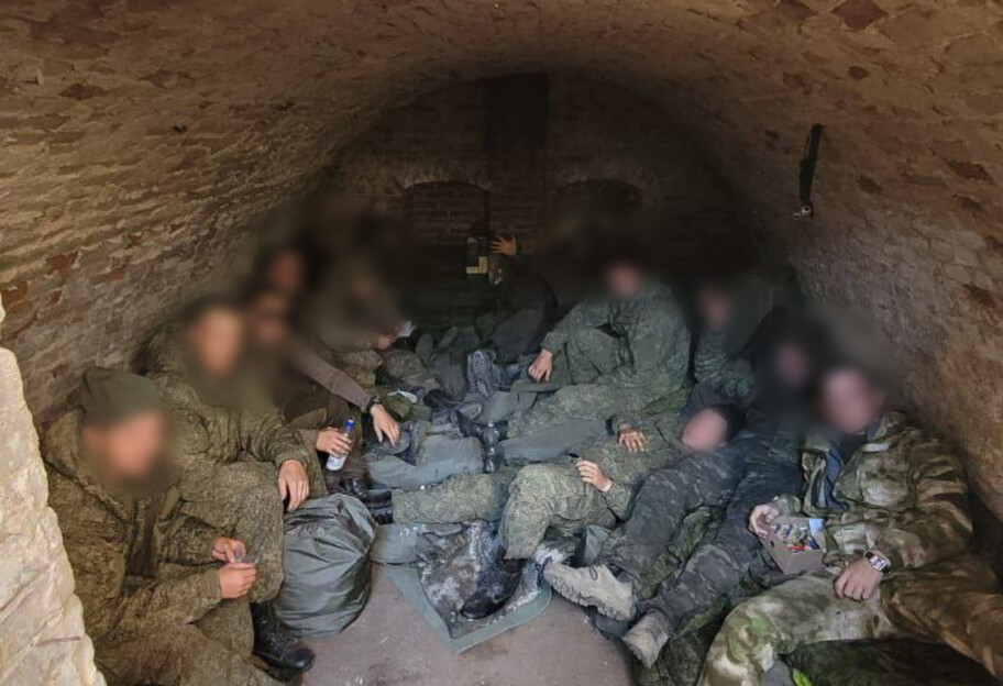 Мобилизованные россияне в Украине отказываются воевать - командиры кидают их в подвалы  - фото 1