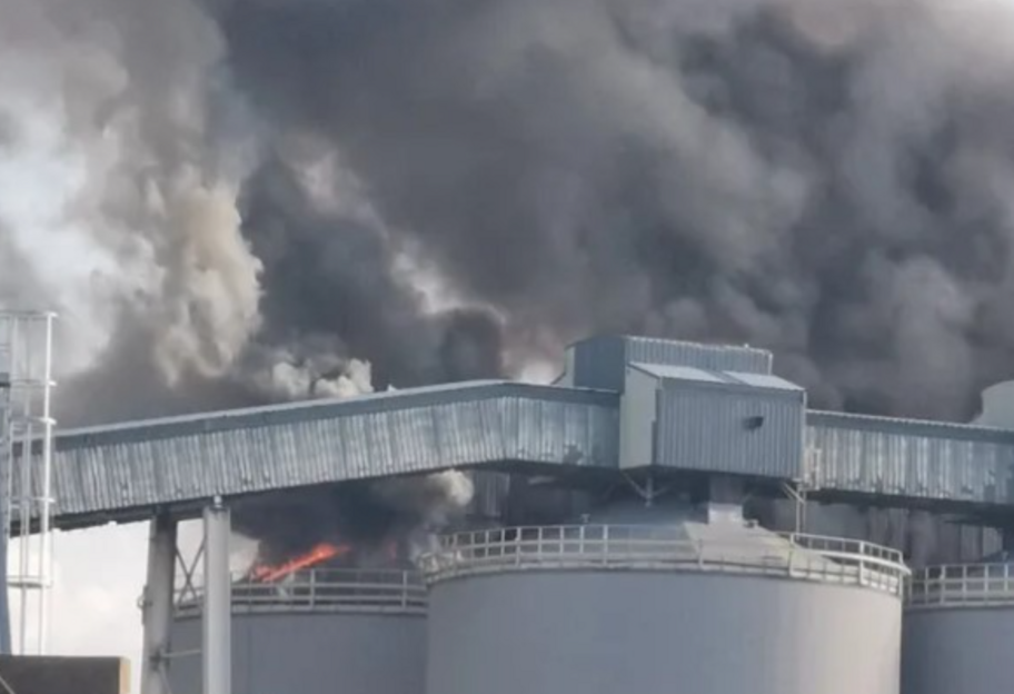 В зернохранилище на западе Франции вспыхнул масштабный пожар - видео чрезвычайного происшествия - фото 1
