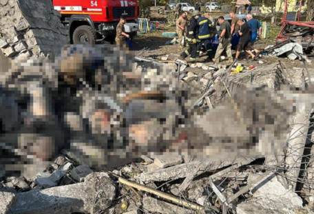 росіяни прицільно вдарили по магазину під Куп'янськом: відомо вже про майже півсотні загиблих (фото/відео 18+)