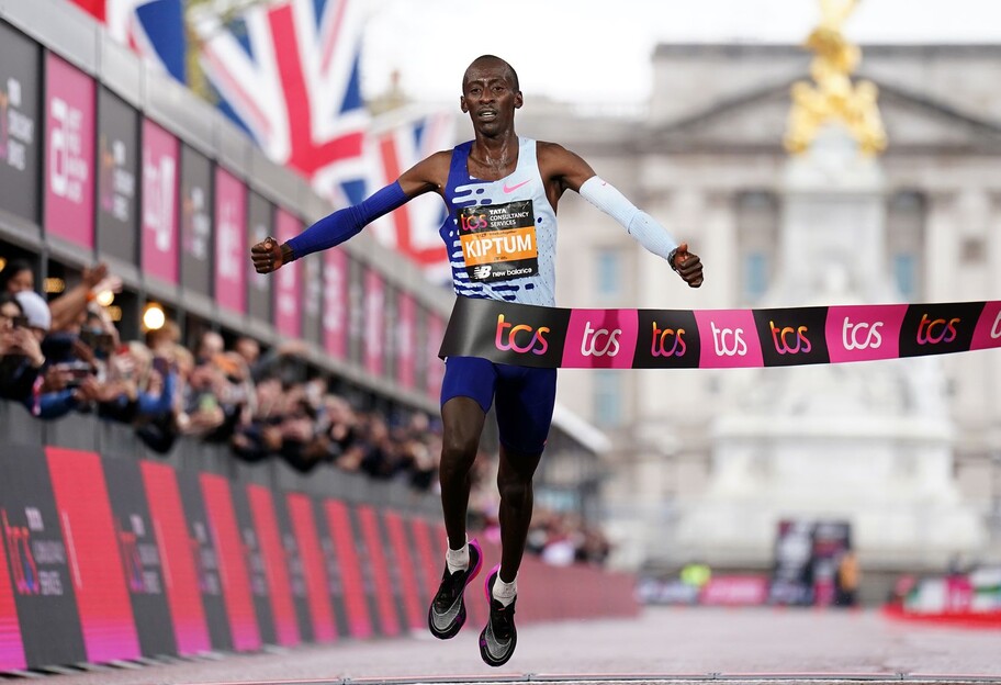 В Кении в ДТП погиб 24-летний рекордсмен мира в марафоне - фото 1