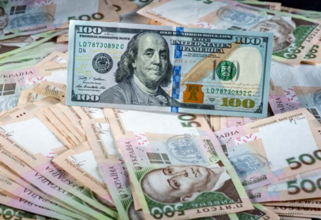 Доллар в Украине уверенно дорожает: НБУ в очередной раз поднял цены на валюту