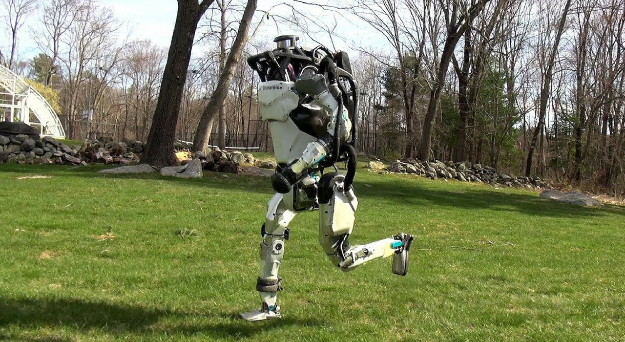 Теперь роботы Boston Dynamics бегают по лесу и патрулируют двор