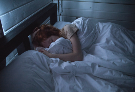 Одиночество может быть “заразным” и зависит от качества сна