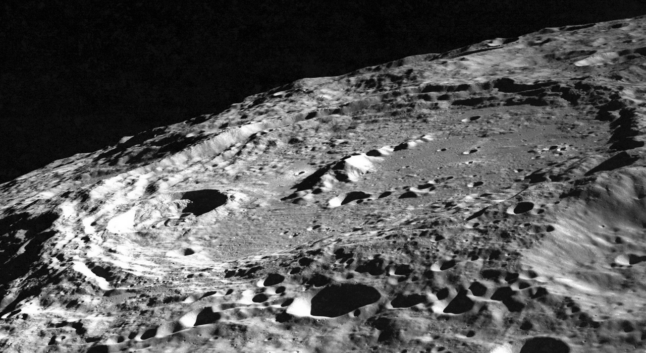 В “холодных ловушках” на Луне обнаружили водный лед