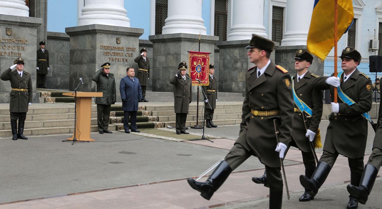 Степан Полторак без мундира или «гибридный» военно-гражданский министр обороны