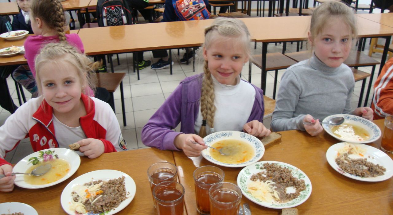 «Какая гадость эта заливная рыба»: как изменится питание детей в школах
