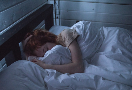 Что происходит с телом во сне и почему не нужно брать гаджеты в постель