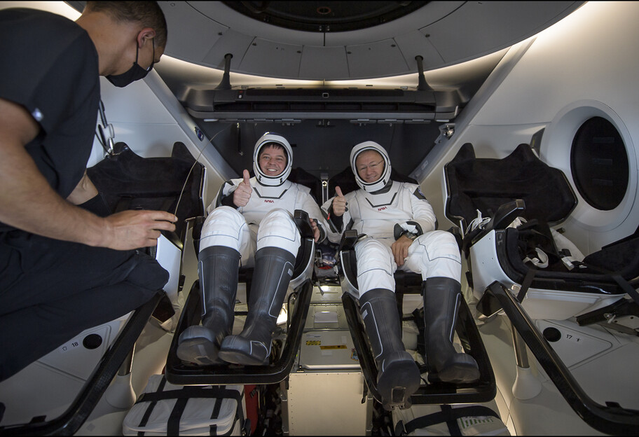Crew Dragon с астронавтами вернулся с МКС на Землю - фото, видео - фото 1