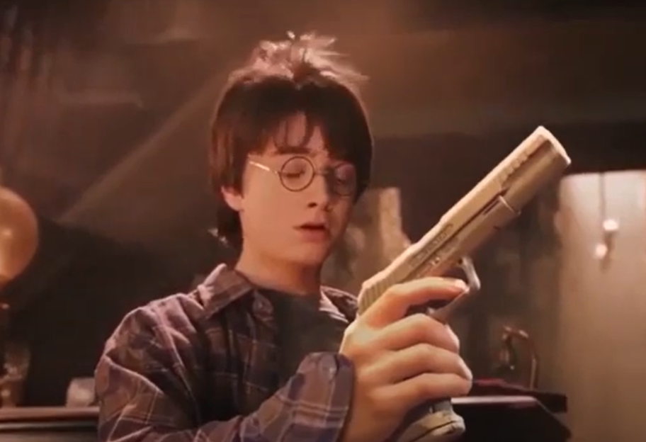 В первом Гарри Поттере заменили все палочки на огнестрельное оружие - фото 1