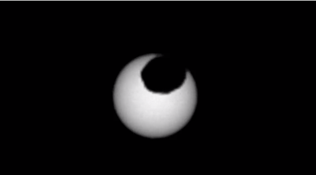 Фобос на фоне Солнца / NASA